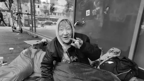 Inge von Hartes Deutschland lächelt in die Kamera - Foto: Insatgram/Leben im Abseits e.V.