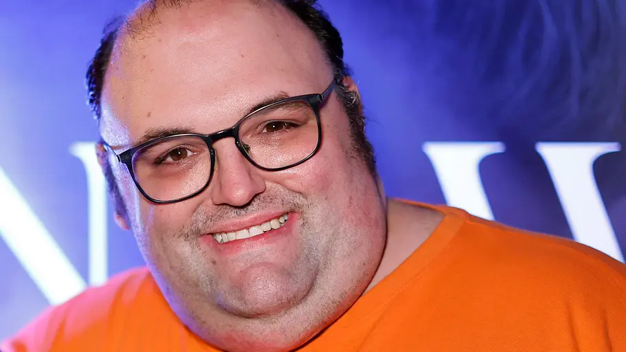 Von seinem Vater konnte Ingo Peters sich nicht mehr verabschieden. Ingo Peters trägt eine Brille und lächelt breit in die Kamera.
