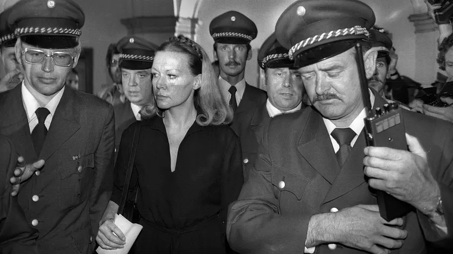 Ingrid van Bergen wird von zwei Polizisten ins Gerichtsgebäude begleitet – Aufnahme aus dem Jahr 1977 während des Totschlag-Prozesses.