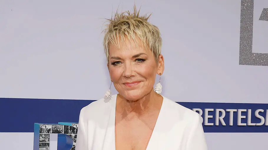 Inka Bause hat schon zu viel in die Liebe investiert Inka Bause steht auf dem Red Carpet und lächelt in die Kamera