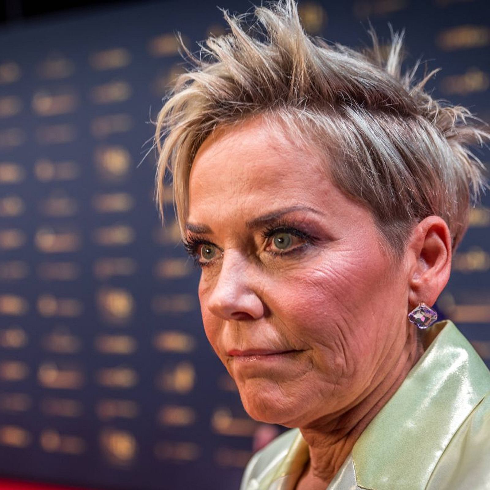 Inka Bause lästert über "Bauer sucht Frau": „Höfe, Bauern, Gummistiefel,  Dreck, Regen, kalt …“