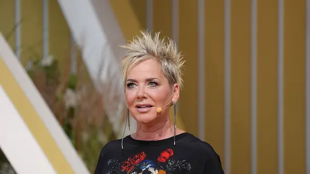 Inka Bause schaut in die Ferne - Foto: IMAGO / HOFER