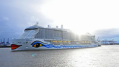 Die Aida Cosma im Wasser, Hafen im Hintergrund. - Foto: IMAGO / Andre Lenthe