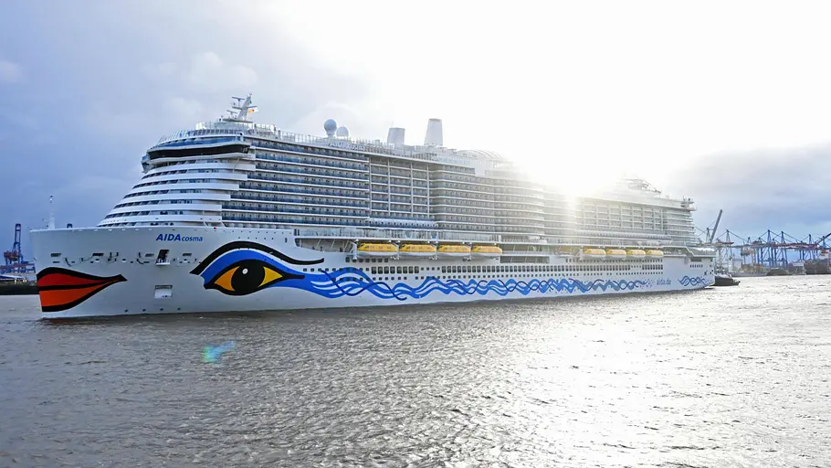 „Inside AIDA – Die Geheimnisse des Kreuzfahrtgiganten“ auf VOX Die Aida Cosma im Wasser, Hafen im Hintergrund.