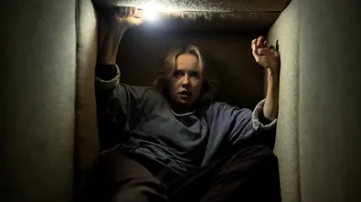 Gemma kriecht durch eine recht enge Kissenburg. - Foto: © 2026 Sony Pictures Entertainment Deutschland GmbH Gemma kriecht durch eine recht enge Kissenburg. - Foto: © 2026 Sony Pictures Entertainment Deutschland GmbH
