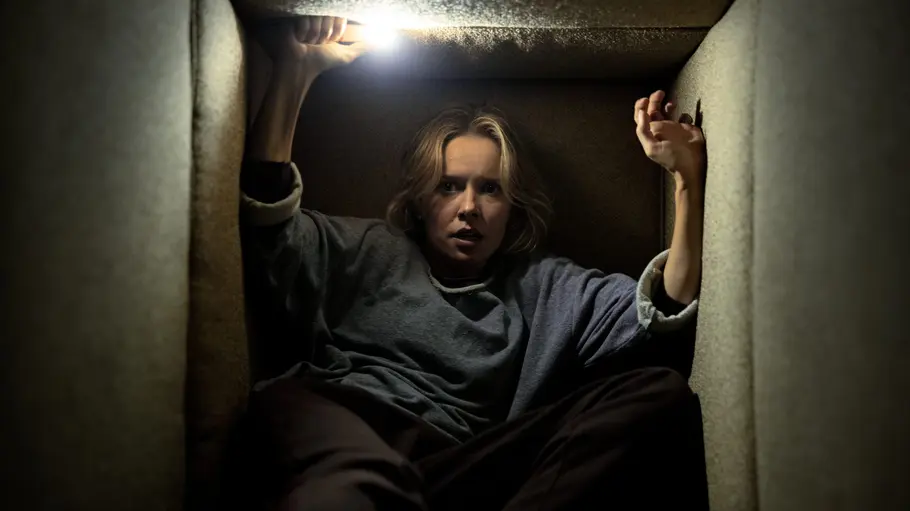Insidious: Out of the Further Gemma kriecht durch eine recht enge Kissenburg.