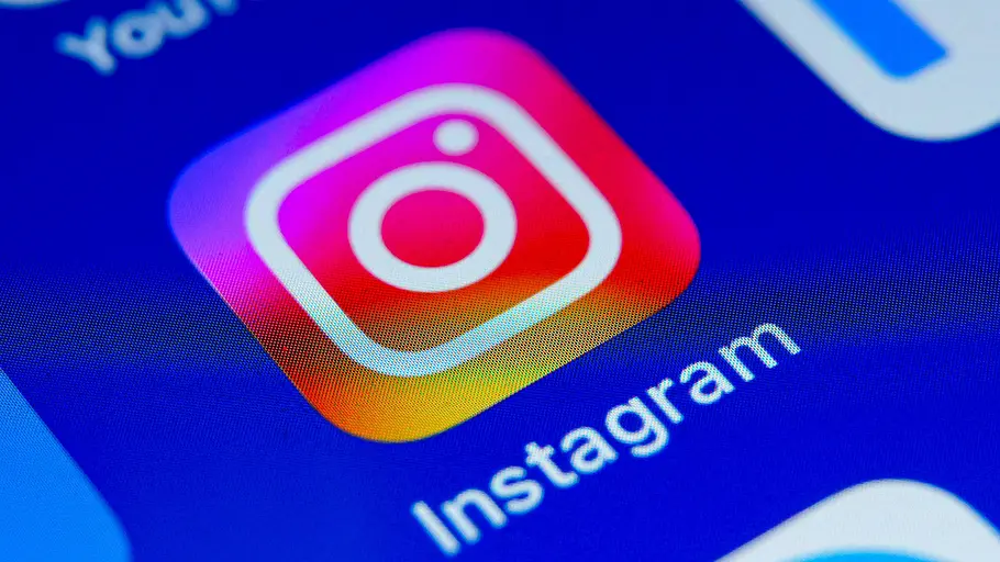 Man sieht das Logo der Social-Media-Plattform Instagram.