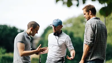 Harry Pillion (m.) steht mit Harry Melling (l.) und Alexander Skarsgard in der Natur.  - Foto: Chris Harris