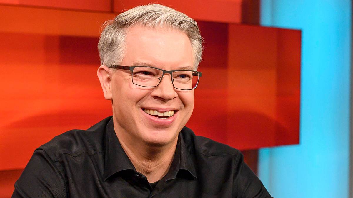 Frank Thelen kehrt zu “Die Höhle der Löwen“ zurück Frank Thelen lacht in die Kamera.
