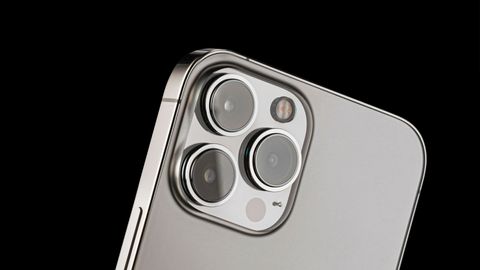 Das iPhone 16 Pro in der Rückansicht vor schwarzem Hintergrund. - Foto: Canva