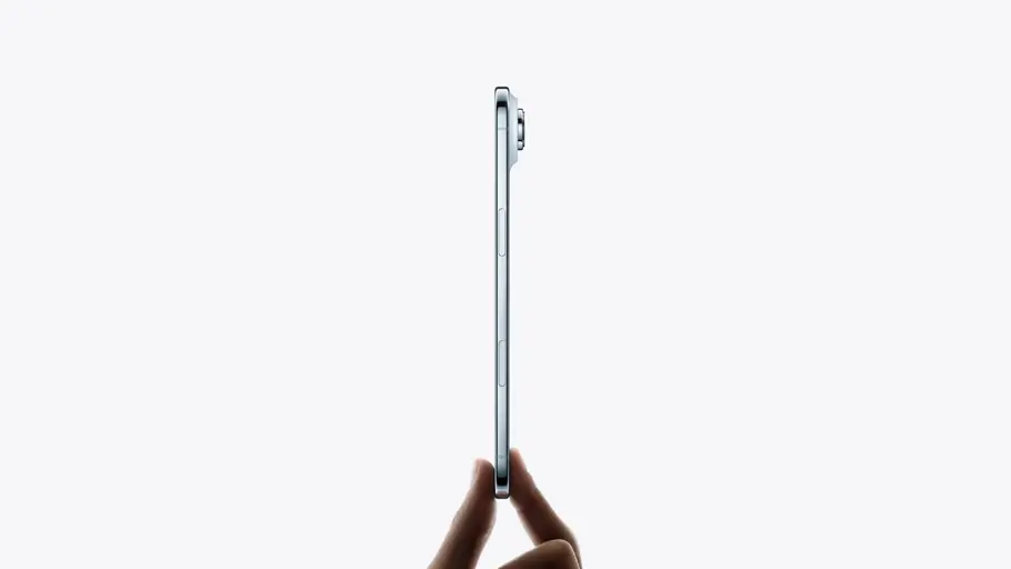 Das iPhone Air wird mit zwei Fingern hochgehalten.