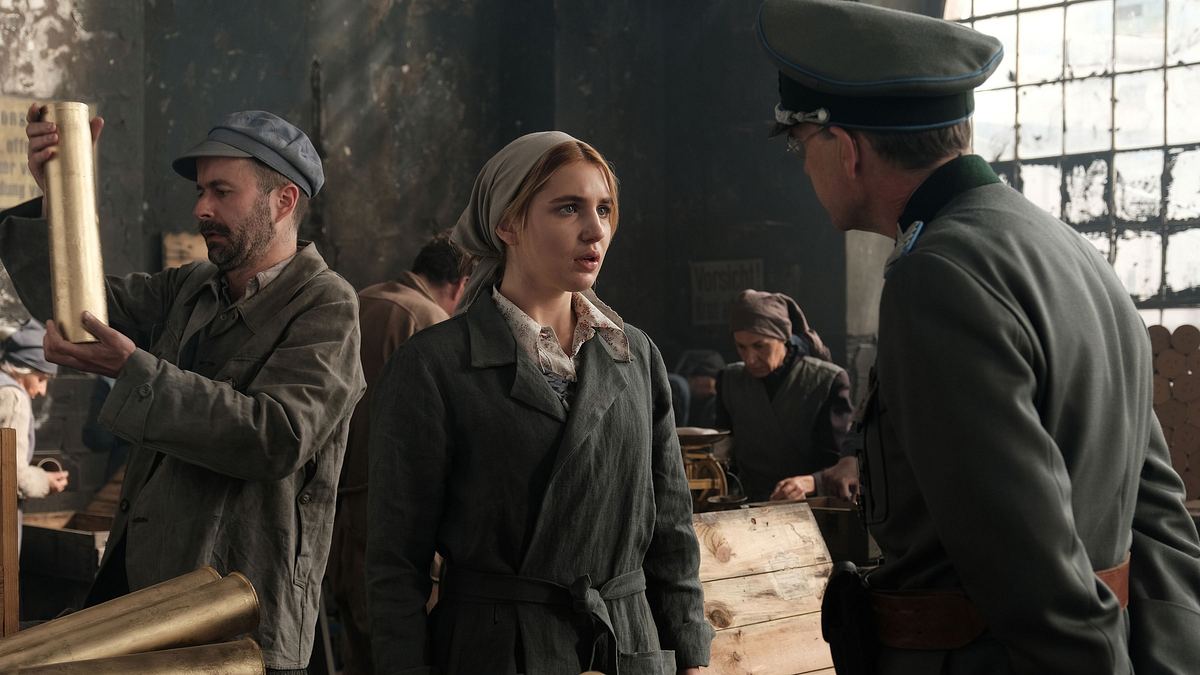 Major Rügemer und Irena Gut „Irenas Geheimnis“: Major Rügemers (Dougray Scott) findet Gefallen an Irena Gut (Sophie Nélisse)