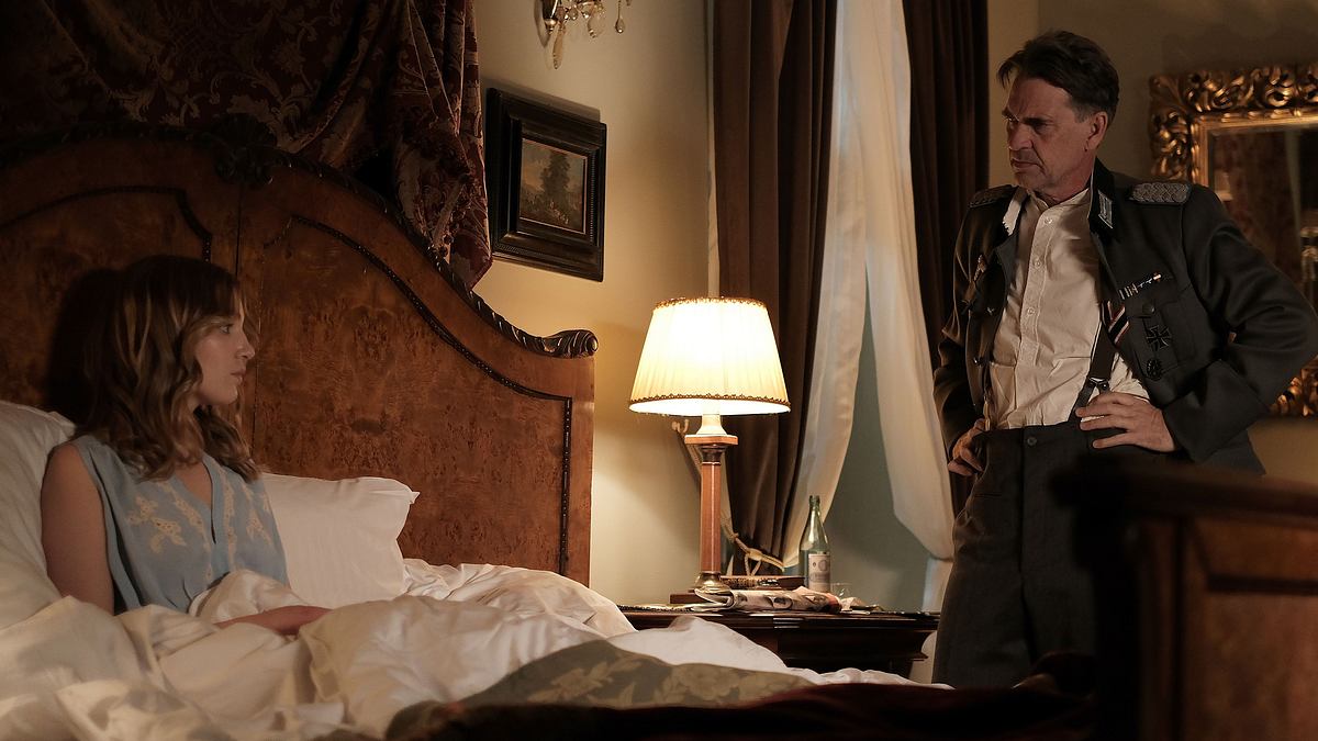 Was geschah zwischen Irena Gut und dem Major? Bettszene aus Irenas Geheimnis: Sophie Nélisse als Irena Gut und Dougray Scott als Major Rügemer