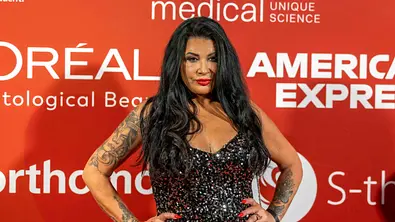 Iris Katzenberger auf dem roten Teppich in einem glitzernden schwarzen Kleid. - Foto: Imago/BREUEL-BILD Iris Katzenberger auf dem roten Teppich in einem glitzernden schwarzen Kleid. - Foto: Imago/BREUEL-BILD