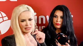 Daniela Katzenberger und Iris Katzenberger stehen vor einer roten Wand. Ein Mikrofon wird ihnen entgegengehalten. - Foto: IMAGO / Panama Pictures Daniela Katzenberger und Iris Katzenberger stehen vor einer roten Wand. Ein Mikrofon wird ihnen entgegengehalten. - Foto: IMAGO / Panama Pictures