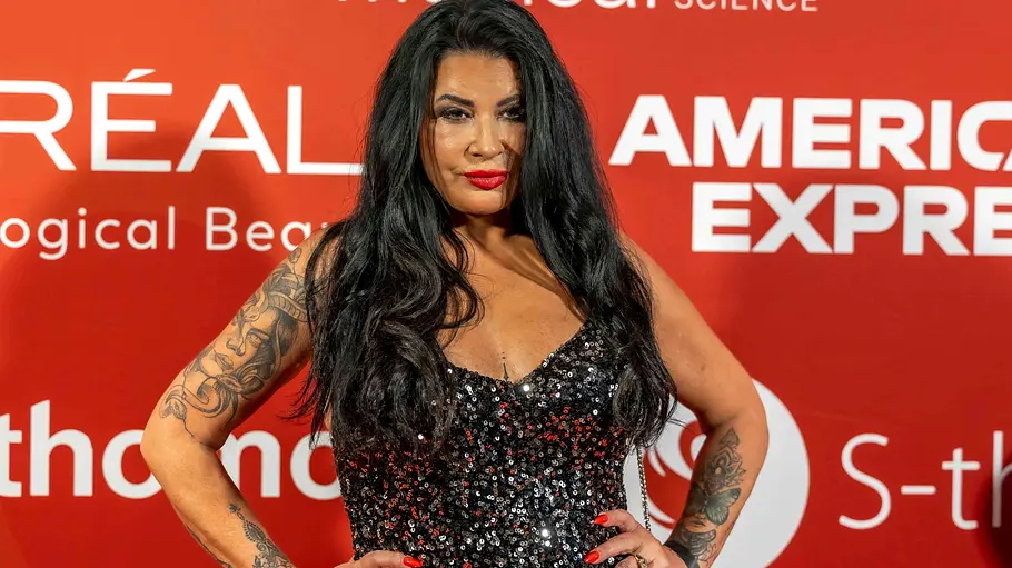 Iris Katzenberger spricht offen über ihre neue Beziehung Iris Katzenberger in schwarzem glitzer Kleid auf dem roten Teppich.