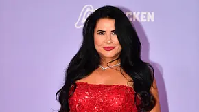 Iris Klein posiert als Single im roten Kleid auf dem Red Carpet - Foto: RTL / Julia Feldhagen Iris Klein posiert als Single im roten Kleid auf dem Red Carpet - Foto: RTL / Julia Feldhagen