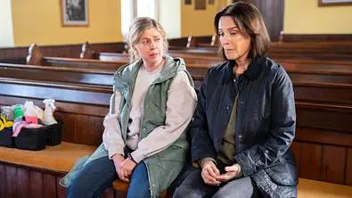 Cathrin Blake (Désirée Nosbusch) trauert mit Claire Hayes (Lesley Conroy), deren Tochter Orla brutal ermordet wurde. - Foto: ARD Degeto Film/good friends Filmproduktions GmbH/Bernard Walsh