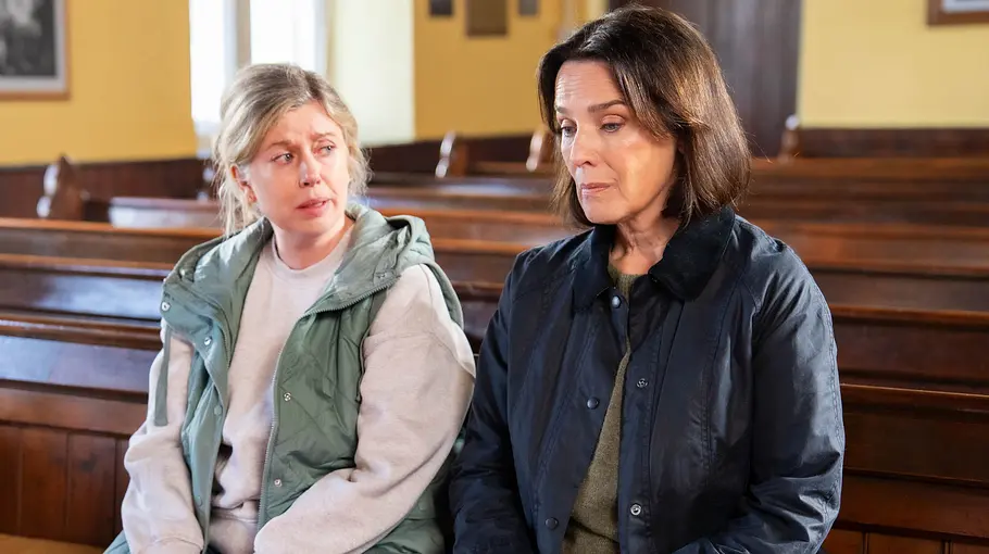 „Der Irland-Krimi: Die Tote am Fluss“ heute in der ARD Cathrin Blake (Désirée Nosbusch) trauert mit Claire Hayes (Lesley Conroy), deren Tochter Orla brutal ermordet wurde.