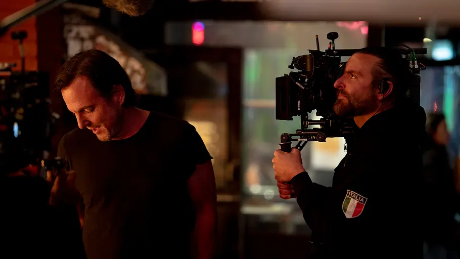 Ein Behind The Scenes Bild: Will Arnett und ein Kameramann.