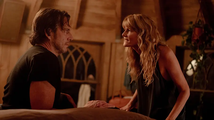 Alex (Will Arnett) und Tess (Laura Dern) sitzen im Schlafanzug gegenüber und streiten.