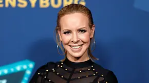 Isabel Edvardsson lächelt bei einem Event im schwarzen Kleid in die Kamera. - Foto: Imago/ Panama Pictures Isabel Edvardsson lächelt bei einem Event im schwarzen Kleid in die Kamera. - Foto: Imago/ Panama Pictures
