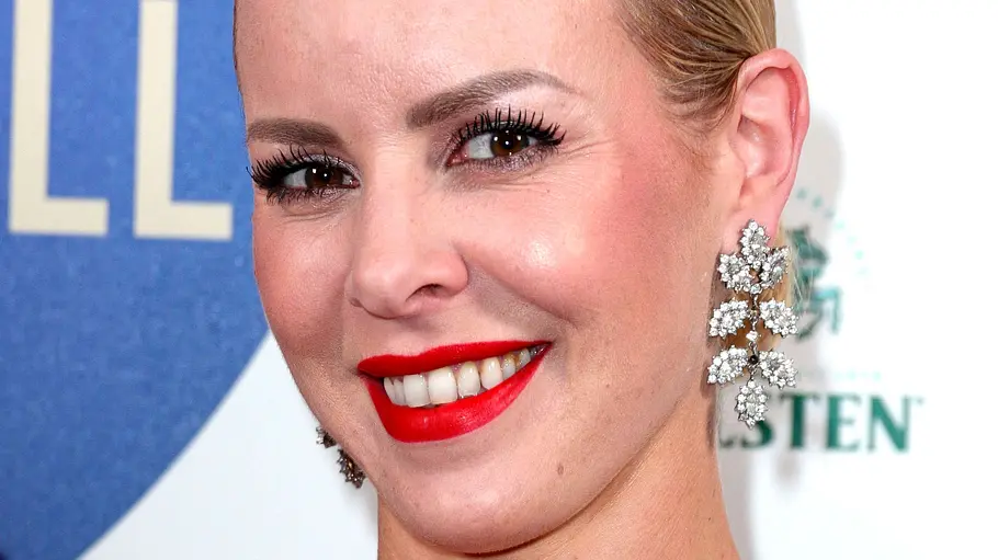 Isabel Edvardsson Isabel Edvardsson posiert mit rotem Lippenstift für die Kamera.