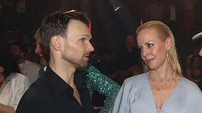 Isabel Edvardsson steht in einem blauen Kleid neben Lets Dance-Kollege Vadim Garbusov.  - Foto: IMAGO / Matthias Wehnert