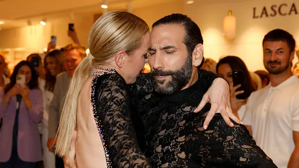 Isabel Edvardsson und Massimo Sinato bei einem gemeinsamen Auftritt im Partnerlook und eng aneinander geschmiegt.  - Foto: IMAGO / Future Image