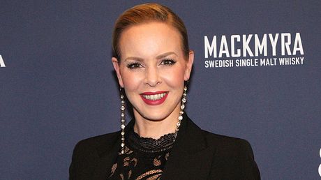 Isabel Edvardsson lächelt - Foto: IMAGO / APress