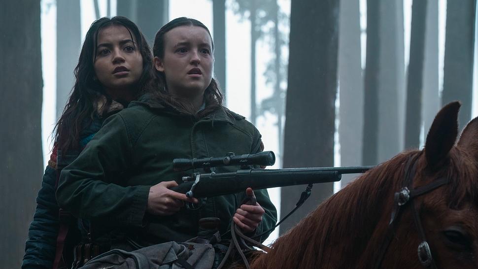 Dina und Ellie sitzen gemeinsam auf einem Pferd. - Foto: Liane Hentscher/HBO