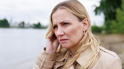 Isabelle starrt mit ernstem Blick und Hand am Ohr in die Ferne. - Foto: RTL/ Julia Feldhagen