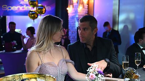 Isabelle und Dragan unterhalten sich im Prunkwerk. - Foto: RTL / Julia Feldhagen
