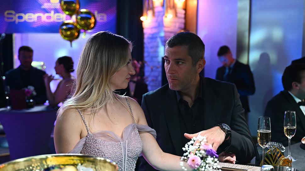 Isabelle und Dragan unterhalten sich im Prunkwerk. - Foto: RTL / Julia Feldhagen