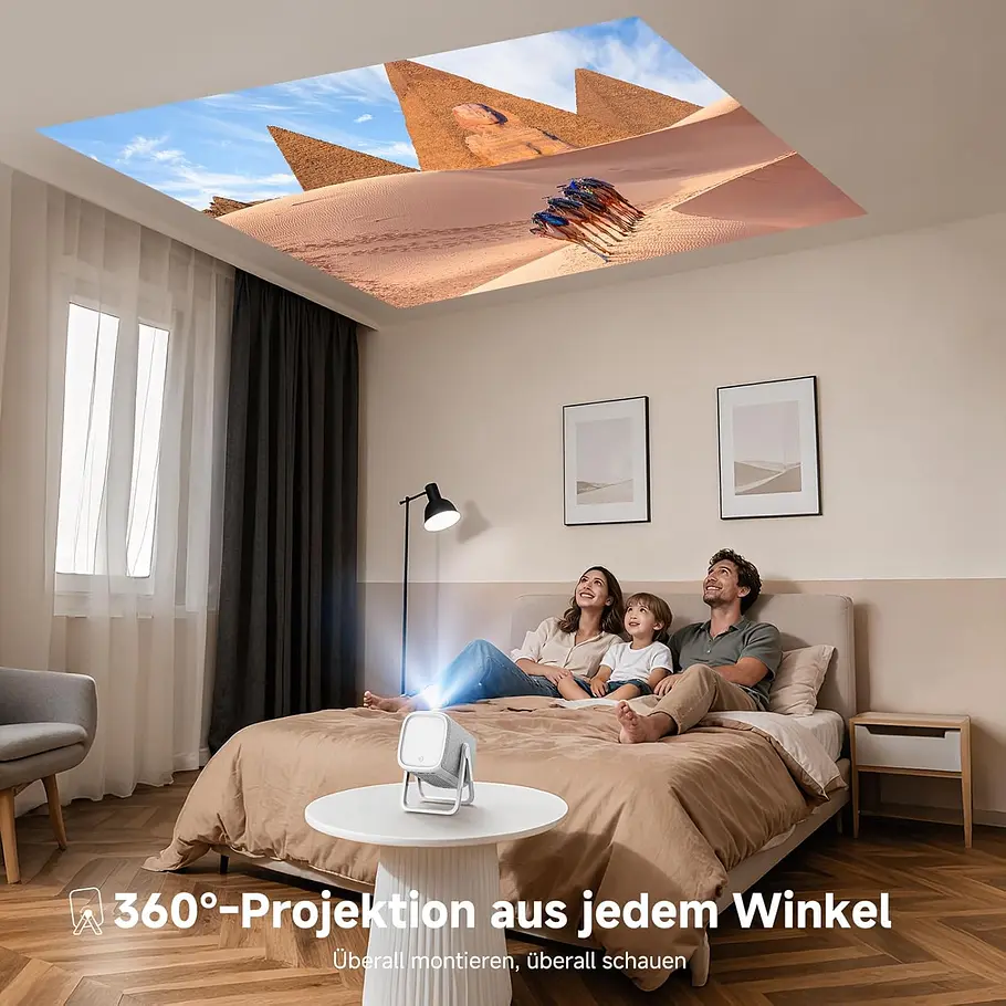 iSinbox AC311 Deckenprojektion iSinbox AC311 projiziert Bild an Decke, junge Familie schaut vom Bett aus nach oben