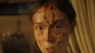 Lizzie Borden mit Blut im Gesicht. - Foto: Netflix