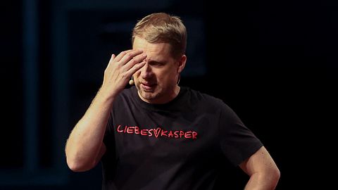Oliver Pocher auf der Bühne - Foto: IMAGO / Steinbrenner