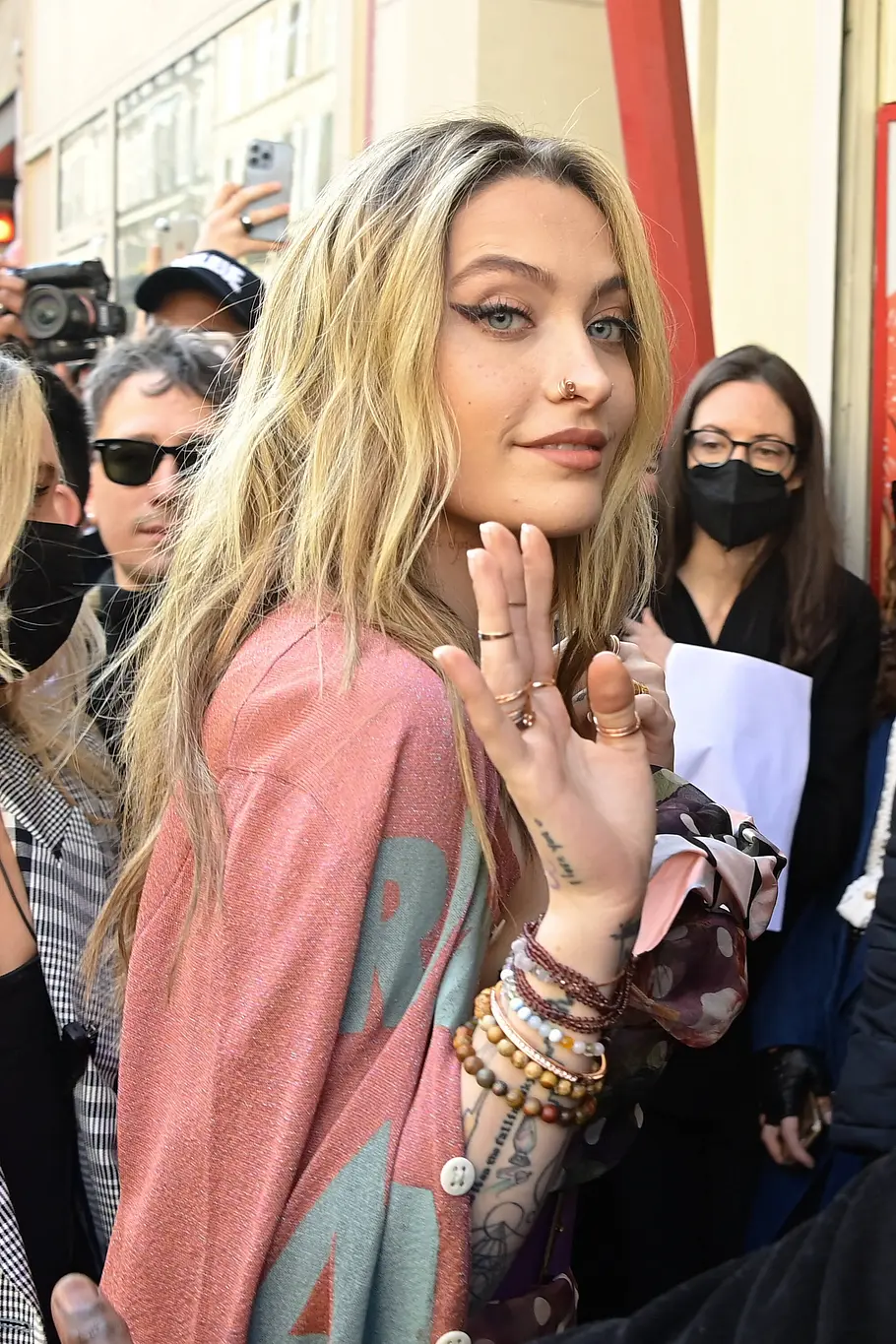 Ist Paris Jackson Christian Lells Schwarm? Paris Jackson, die Promi-Big-Brother-Fans für Christian Lells Schwarm halten, winkt in die Kamera.