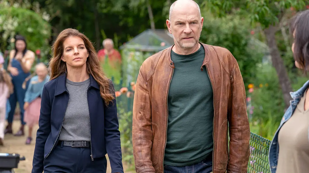 Viola (Yvonne Catterfeld) und Butsch (Götz Schubert) bei den Dreharbeiten zu Wolfsland Teil 17 und 18. - Foto: ARD Degeto/MDR/Molina Film/Oliver Feist