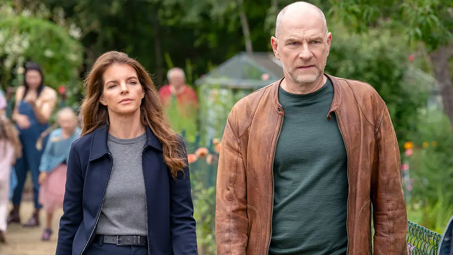 Ist wieder deutlich häufiger zu sehen, aktuell in der ARD-Reihe „Wolfsland“. Viola (Yvonne Catterfeld) und Butsch (Götz Schubert) bei den Dreharbeiten zu Wolfsland Teil 17 und 18.