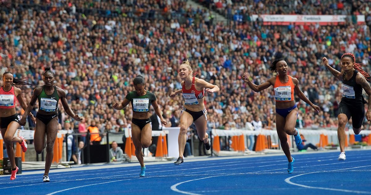 Sprinterinnen beim Zieleinlauf auf der blauen Laufbahn im Berliner Olympiastadion während des ISTAF Leichtathletik-Meetings.