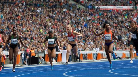 Sprinterinnen beim Zieleinlauf auf der blauen Laufbahn im Berliner Olympiastadion während des ISTAF Leichtathletik-Meetings. - Foto: Camera4/ISTAF