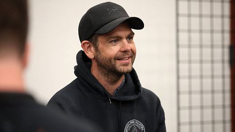 Jack Osbourne, hier mit schwarzer Kappe und schwarzem Hoodie, spricht offen über Schwester Aimee. - Foto: IMAGO / ZUMA Press Wire