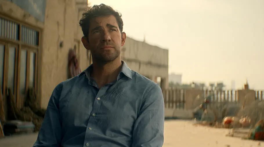 Jack Ryan sitzt bei Sonnenuntergang draußen.