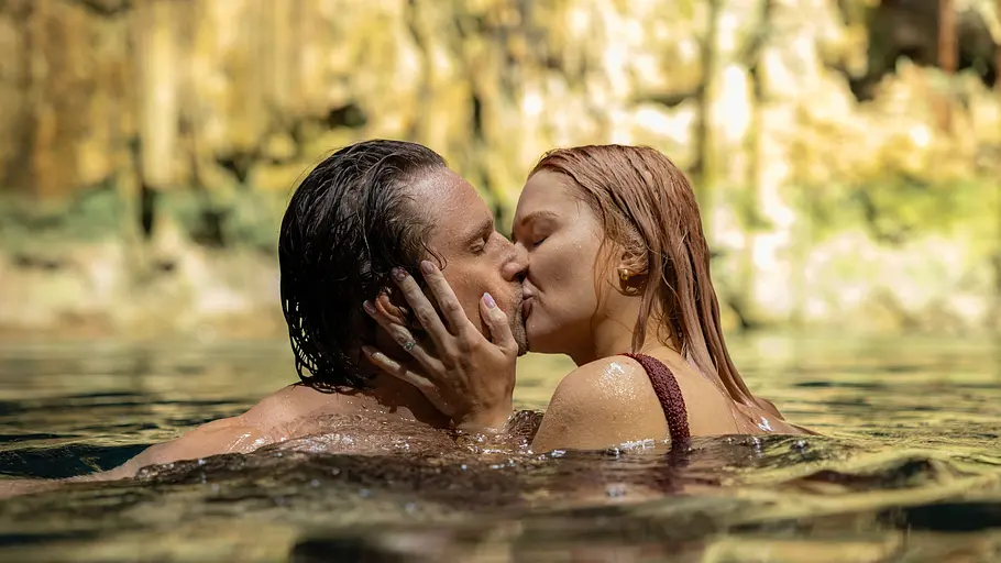 Jack und Mel bleiben uns natürlich auch in Staffel 8 erhalten. Jack und Mel knutschen im Wasser.