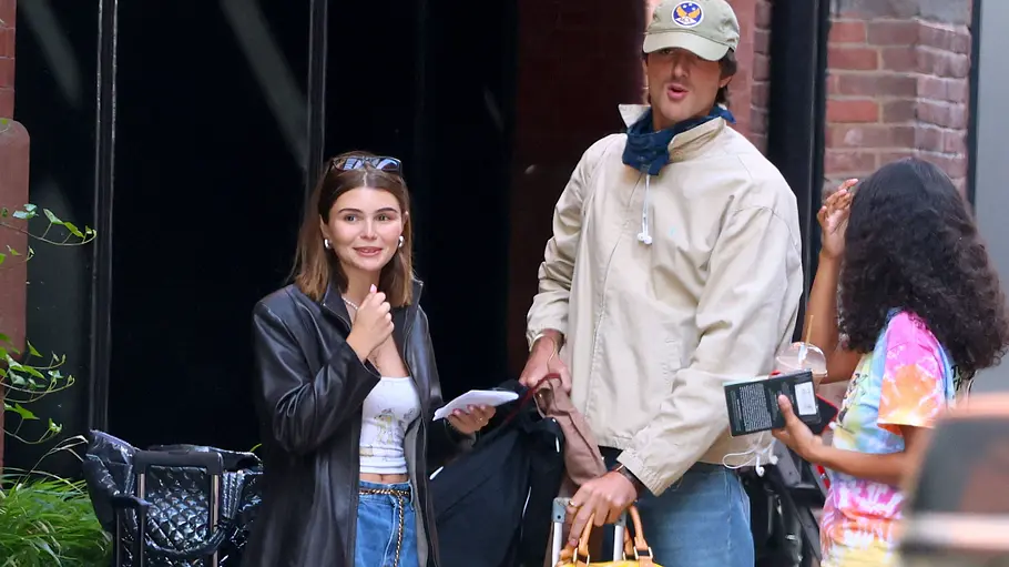 Jacob Elordi und Olivia Jade mit Koffern. 