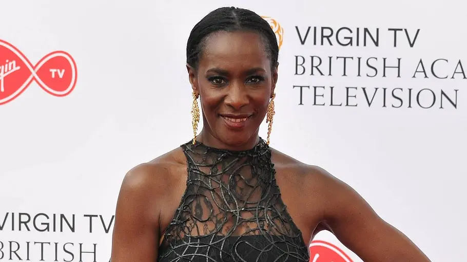 Jacqueline Boatswain spielt Helen Stirling – Michaelas Mutter Jacqueline Boatswain spielt Helen Stirling – Michaelas Mutter in „Bridgerton“ Staffel 5.