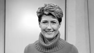 Jacqueline Stuhler mit kurzen Haaren, Brille und Rollkragenpullover lächelt in die Kamera. Die Aufnahme ist schwarz-weiß. - Foto: SWR