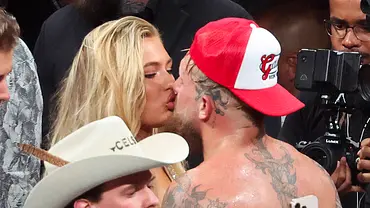 Jutta Leerdam und Jake Paul küssen sich nach dem Kampf gegen Mike Tyson. - Foto: IMAGO / Imagn Images Jutta Leerdam und Jake Paul küssen sich nach dem Kampf gegen Mike Tyson. - Foto: IMAGO / Imagn Images