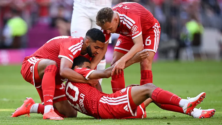 Jamal Musiala nach Schockmoment beim Testspiel gegen RB Leipzig Jamal Musiala nach einem Kreislaufkollaps während des Testspiels zwischen dem FC Bayern München und RB Leipzig liegend auf dem Platz..
